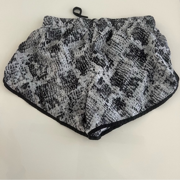 Victoria’s Secret Pink Ultimate shorts - Picture 2 of 7